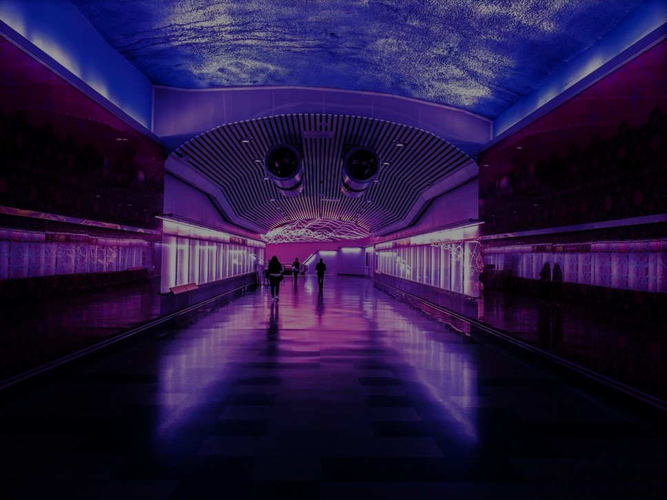 Tunnelbana med neonljus