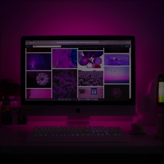 Bild av dator i mörkret